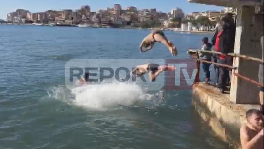 Uji i Bekuar/ 6 të rinjtë nga Saranda hidhen me kokë në det për të nxjerrë kryqin