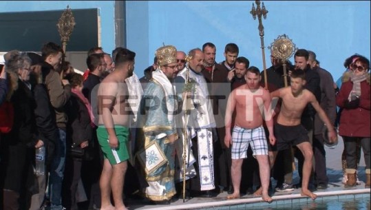 Festohet 'Dita e Ujit të Bekuar' edhe në Elbasan, momenti kur të rinjtë hidhen në pishinë për të nxjerrë kryqin