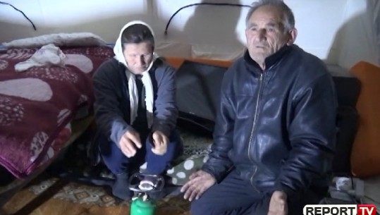 'Ftohtë është qamet, vdiqëm'! Çifti i të moshuarve kalon netët mes acarit në çadër: A hahet buka thatë?! (VIDEO)