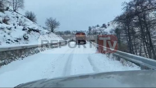 Temperaturat e ulëta shkaktojnë ngrica në rrugët e Kukësit, policia apel shoferëve: Pajisuni me goma dimërore (VIDEO)
