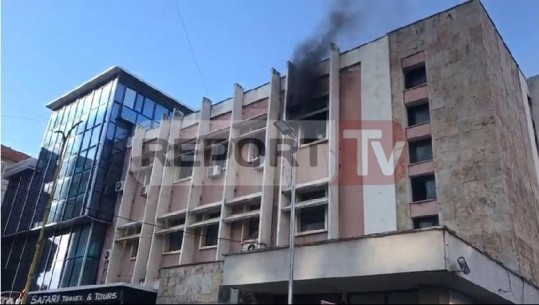 Bie zjarr në njësisë bashkiake tek Bulevardi Zogu i Parë, izolohen flakët  (VIDEO)