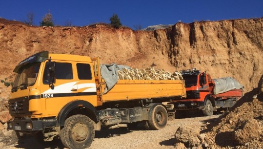 Kapet me kamionin e ngarkuar me gurë dekorativ nga Tomorri, arrestohet i riu, shpallet në kërkim një tjetër