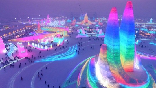 Kulla dhe pallate madhështore prej akulli, Kina çel festivalin Ndërkombëtar të Skulpturës së Akullit dhe Dëborës (Foto)
