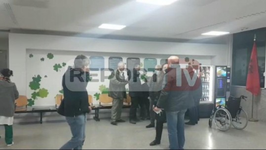 Mjekë dhe pacientë në koridor, si është situata në Spitalin e Durrësit pas përfshirjes nga flakët