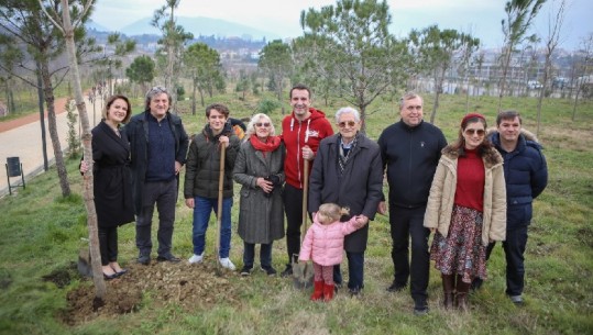 Mbillen 100 pemë te Parku Liqenit, regjisori Milkani dhe ambasadori çek i bashkohen kryebashkiakut Veliaj (VIDEO)