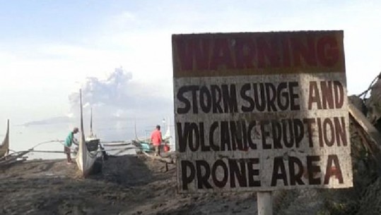 Filipine/ Vullkani 'Taal' në rrezik shpërthimi, autoritetet urdhërojnë evakuim total të popullsisë (FOTO+VIDEO)