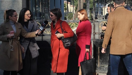 Rudina Hajdari nuk firmos për 'zgjedhoren' pa dakordësinë e grupit të saj parlamentar, i mbledh në takim