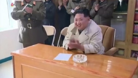 Kim Jong Un tregon anën 'njerëzore', shfaqet duke duartrokitur e buzëqeshur me ushtaret (VIDEO)