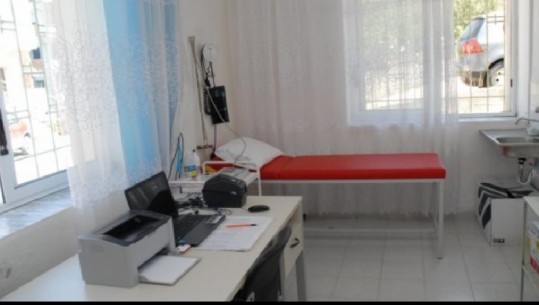 Vidhen 30 mijë lekë në qendrën shëndetësore të Kardhiqit, paratë e pacientëve ishin në sirtarin e mjekes