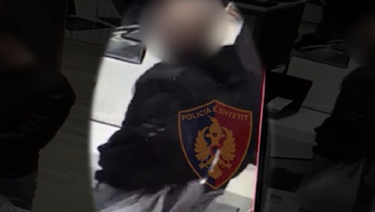 Momenti kur një 'skifter' lap-topi kapet mat duke vjedhur brenda dyqanit në Tiranë (VIDEO)