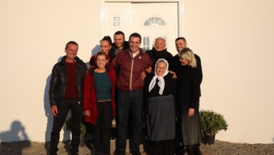 6 anëtarët e familjes Sala hyjnë në shtëpinë e re, e cila u rindërtua nga këngëtarja Rita Ora (VIDEO)