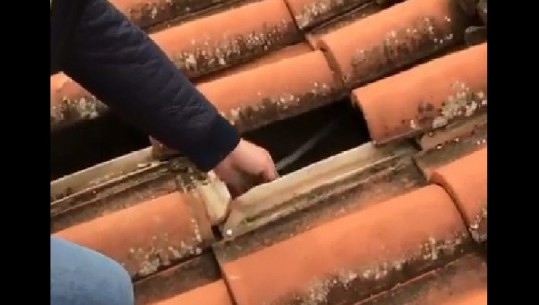 Në Elbasan shpikje për të vjedhur energjinë, punonjësit e OSHEE habiten nga ajo që gjejnë poshtë tjegullave të banesës (VIDEO)
