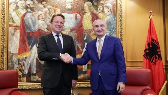 Presidenti Meta takon komisionerin e BE: Integrimi europian mbetet projekti më i rëndësishëm për Shqipërinë