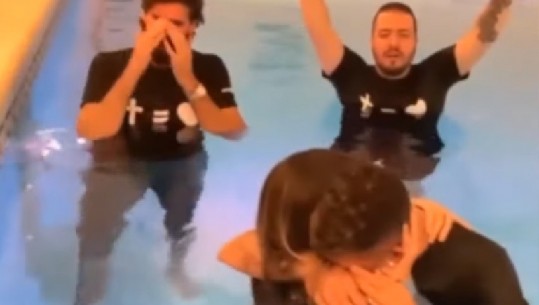 Yjet e futbollit, Becker dhe Firmino qajnë nga gëzimi gjatë ceremonisë së pagëzimit (VIDEO)