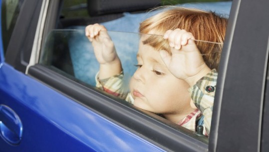 'Siguroni fëmijët në makinë, shpëtoni jetë'! Policia apel prindërve dhe shoferëve