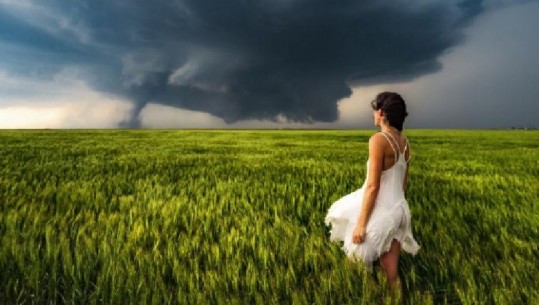 'E bukura dhe bisha' në versionin e fotos së një modeleje me një tornado