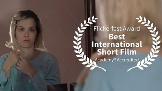 Regjisori shqiptar merr çmimin e parë në Australi me filmin 'Lajmi' (VIDEO)