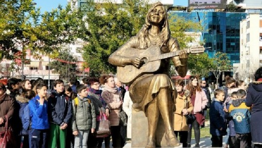 Lushnja i jep vendin e merituar ikonës së muzikës shqiptare, përurohet memoriali për Vaçe Zelën