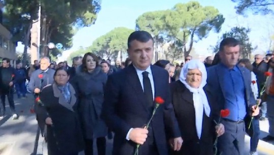 Familjarët homazhe në bulevard ku u vranë 4 protestuesit e 21 janarit (VIDEO)