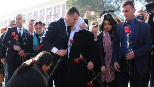 Sot 9 vite nga 21 Janari/ Familjarët e 4 viktimave homazhe në bulevard: Drejtësia e re, shpresa e fundit