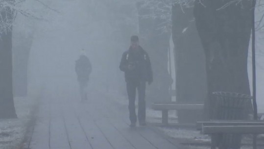 Sarajeva mbytet nga një 'kapuç' i stërmadh smogu, 11 herë mbi normat e lejuara (FOTO)