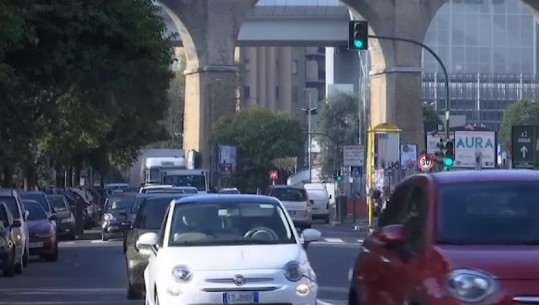 Më keq se në metropolet e Ballkanit, në Romë 254 orë i 'burgosur' pas timonit në trafik