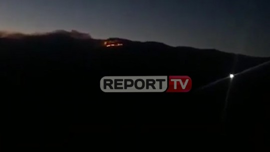 Zjarr pranë 'Antenave' në Devoll, terreni i vështirë pengon punën e zjarrfikësve (VIDEO)