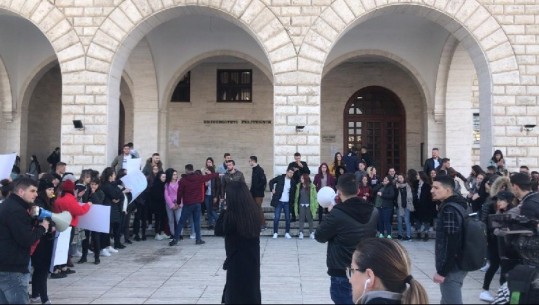 Një grup studentësh u rikthehen protestave: Nuk janë plotësuar pikat e Paktit për Universitetin, na mashtruan (VIDEO)