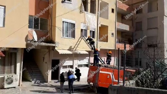 Gjirokastër/ Nënës i mbyllet dera e blinduar, zjarrfikësit shpëtojnë 4-vjeçaren duke hyrë nga dritarja e katit të dytë (VIDEO)