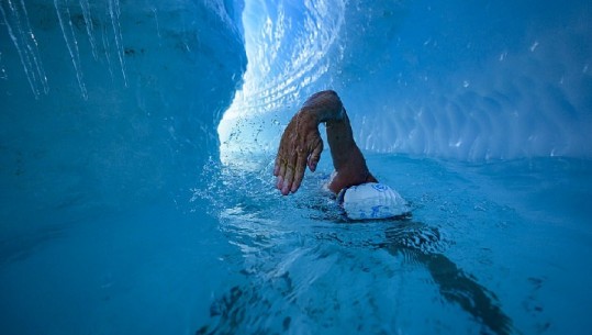 50-vjeçari britanik sfidon të ftohtin në ujërat e Polit të Veriut (FOTO)