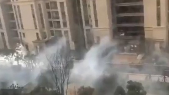 Në Wuhan ku lindi vdekja, rrugë të shkreta në qytetin fantazmë ndërsa një kamion dezinfekton (VIDEO)