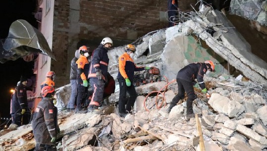 Tërmeti në Turqi: Nën rrënoja ka jetë, telefonata që ngjalli shpresën (VIDEO)