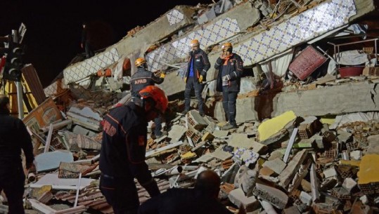 Tërmeti në Turqi, raportuesit e lajmit mes dhimbjes dhe lotëve (VIDEO)