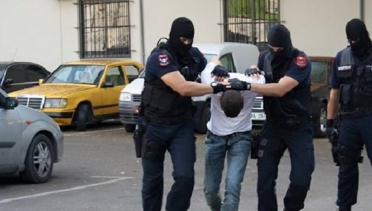 Durrës/ Lëvizte në qytet me kokainë, thikë e shkop policie, arrestohet në flagrancë 22-vjeçari