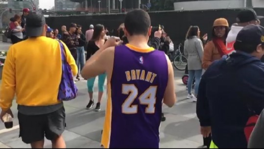 Tifozët mblidhen në Los Angelos, homazhe për Kobe Brayant: Mësuam një lajm tragjik (VIDEO)