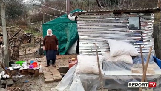 2 muaj pas tërmetit,e moshuara jeton ende në çadër: Ndërtova vetë një barake, nuk e kam marrë ende bonusin e qirasë