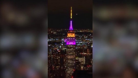 ‘Empire State Building’ në New York ‘vishet’ me fanellën e ‘Leakers’, në kujtim të Kobe Bryant (VIDEO)
