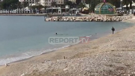 E rrallë në Sarandë! Gruaja sfidon temperaturat e ulëta dhe noton në det, djali i vogël e shikon nga bregu (VIDEO)