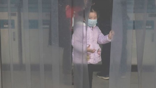 Autoritetet në Kinë: Virusi transmetohet përmes ajrit dhe kontaktit, më të rrezikuarit, të moshuarit, fëmijët dhe ata me probleme shëndetësore