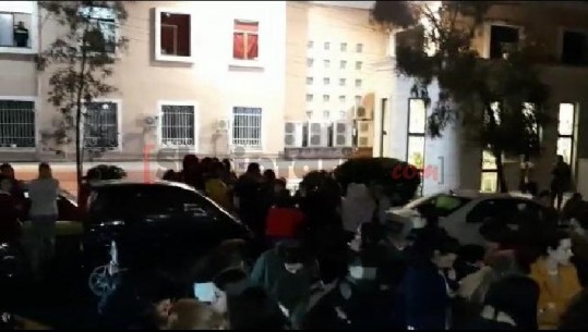 Tiranë/ Në 'Qytet Studenti' banorët dalin në rrugë pas tërmetit