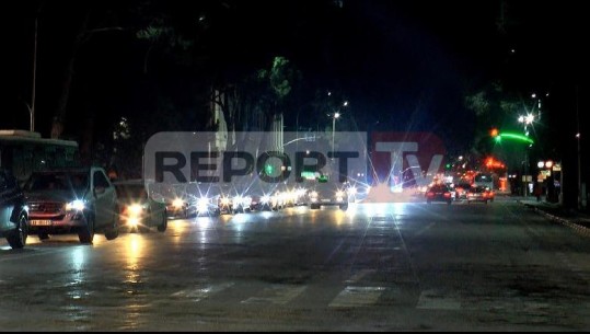 Trafik i rënduar në sheshin 'Nënë Tereza', qytetarët braktisin shtëpinë! Report Tv sjell situatën në Tiranë