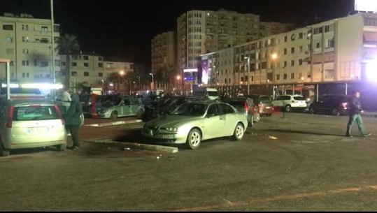 S'ka dëme në Durrës! Qytetarët në sheshe e kalojnë natën në makina pas tërmetit