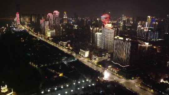 Koronavirusi kinez, ‘spektakël’ dritash dhe fjalë inkurajuese në fasadat e qytetit të vdekjes (VIDEO)