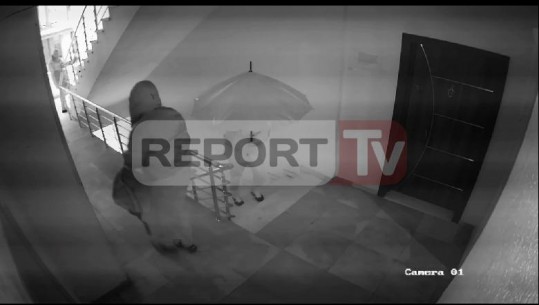 Fier- Kamera 'fikson' grabitësit! Momenti kur ngjiten përmes shkallëve të pallatit me çadra shiu! Marrin para dhe bizhuteri (VIDEO)