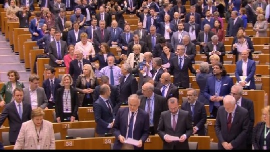 PE miraton BREXIT me këngën e lamtumirës, Britania të premten jashtë BE-së, Sassoli: Do jeni gjithmonë pjesë Europës