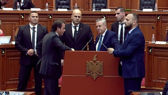Vasilika Hysi i tërheq vëmendjen Murrizit për gjuhën e përdorur, tre deputetë të opozitës bllokojnë foltoren e Kuvendit! Ndërhyn garda (VIDEO)