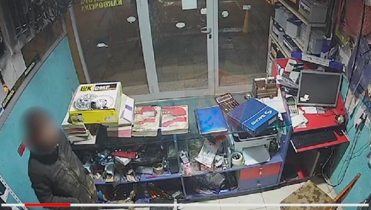 Vjedhje spektakolare...26-vjeçari hyn në dyqanin pa zot me derën hapur dhe merr portofolin, si të ishte i tiji! (VIDEO)
