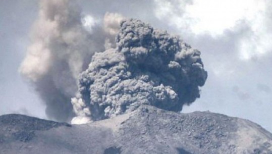 Kili, alarm i kuq për rrezikun e shpërthimit të vullkanit ‘Chill Chn’, kolona e tymit dhe llavës 3.5 km e lartë (VIDEO)
