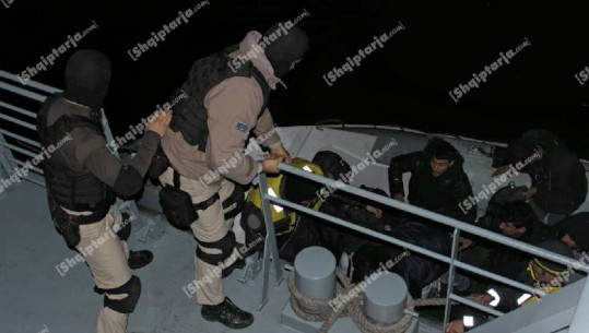 U nisën drejt Italisë, por lëshuan sinjalin SOS se hasën në 'det të egërsuar', kapet skafi me 18 klandestinë kurdë në Divjakë! 