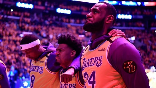 Dy stola bosh, fjalime emocionuese dhe këngë pikëllyese. Lakers nderon në 'Staples Center' Kobe Bryant (VIDEO)
